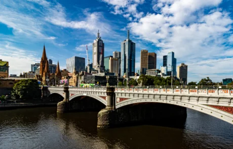 Skyline de Melbourne y Princes Bridge sobre el río Yarra Rascacielos de Melbourne detrás del Princes Bridge sobre el río Yarra bajo cielo azul, Australia