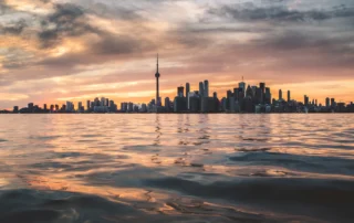 Skyline de Toronto con la CN Tower sobre el lago Ontario en la hora dorada