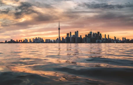 Skyline de Toronto con la CN Tower sobre el lago Ontario en la hora dorada