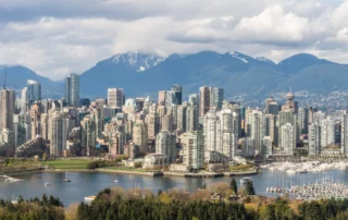 Vancouverreko hiri-profila eta False Creek, mendiak atzean Vancouverreko etxe-orratzak False Creek badiaren ondoan, North Shore mendiak atzean