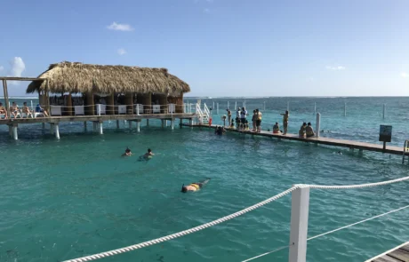 Snorkela palapa duen kai baten ondoan Punta Canan Bainulariak snorkelean ur turkesetan, palapa duen kai baten ondoan, Punta Canan
