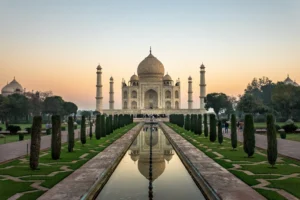 Agrako Taj Mahal egunsentian, bere lorategietako urmael luzean islatuta