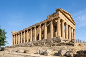 Templo griego de la Concordia en el Valle de los Templos de Agrigento bajo un cielo azul