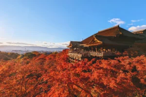 Kiotoko Kiyomizu-dera tenplua, astigar gorrien baso baten gainean, udazken betean