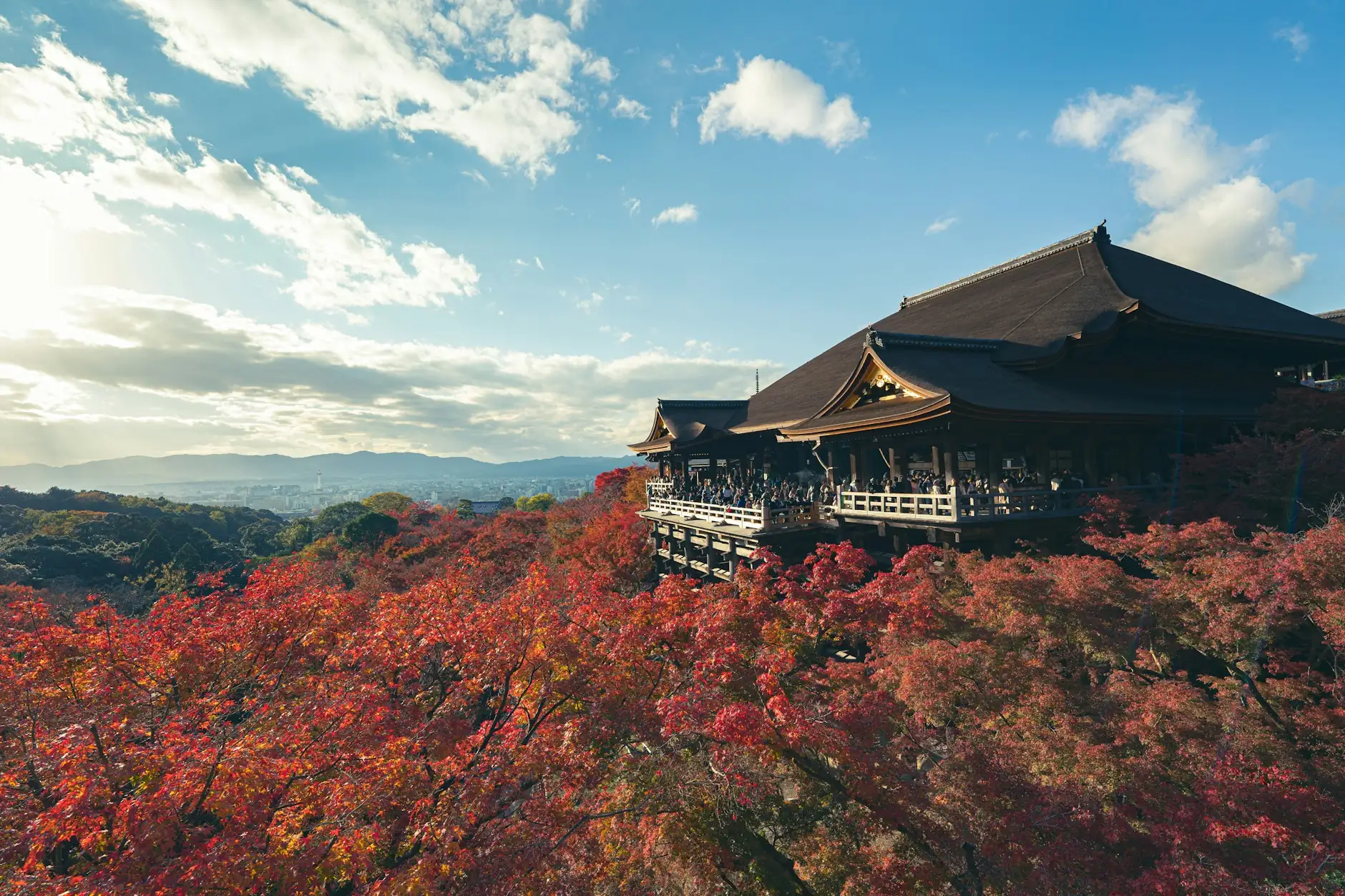 Templo Kiyomizu-dera de Kioto asomado a un bosque de arces rojos en pleno otoño