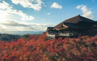 Kiyomizu-dera tenplua Kiotoko udazkeneko basoaren artean Kiyomizu-dera tenplua mendi-hegalean, astigar gorriz inguratuta udazkenean, Kioton, Japonian