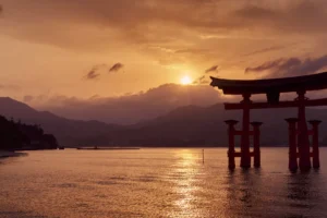 Itsukushima santutegiko torii flotatzaile handia itsasoaren gainean, ilunabarrean, Miyajiman (Japonia)