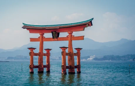 Itsukushima santutegiko torii flotatzailea Miyajiman Itsukushima santutegiko torii gorri handia uraren gainetik altxatzen, Miyajiman, Japonian