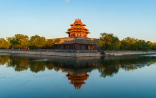 Pekingo Hiri Debekatuko izkina-dorrea hobiko uretan islatuta ilunabarrean