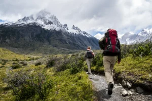 Motxiladun bi mendizale bidezidor batean, Torres del Paineko mendi elurtuetarantz, Patagonian