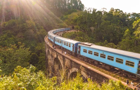 Tren urdina harrizko biaduktu batean bihurgunea hartzen, oihanez inguratuta, Ellatik gertu, Sri Lankan