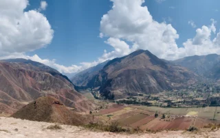 Andeetako mendien eta inken Haran Sakratuaren hondoaren ikuspegi panoramikoa, Perun