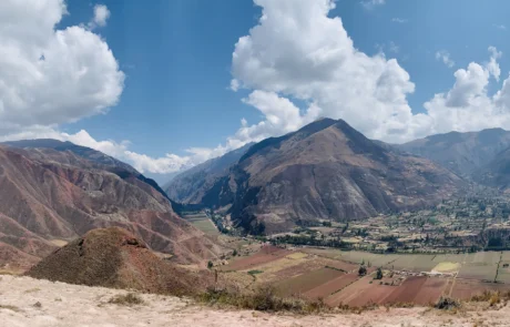 Andeetako mendien eta inken Haran Sakratuaren hondoaren ikuspegi panoramikoa, Perun