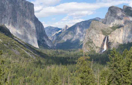 Yosemiteko harana Tunnel Viewtik, El Capitanekin Yosemiteko harana Tunnel Viewtik, El Capitan, Half Dome eta Bridalveil ur-jauziarekin