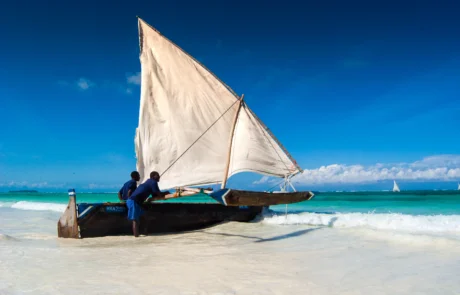 Belaontzi tradizionala Matemweko hondar zuriko hondartzan, Zanzibar Bela-txalupa tradizionala Matemweko hondar zurian lehorreratuta, Zanzibarren, itsaso turkesaren aurrean