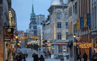 Montreal Zaharreko kalea iluntzean argiztatuta Montreal Zaharreko harri-galtzadako kalea, farolak eta argiak piztuta gaua iristean