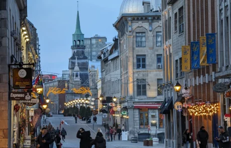 Montreal Zaharreko kalea iluntzean argiztatuta Montreal Zaharreko harri-galtzadako kalea, farolak eta argiak piztuta gaua iristean