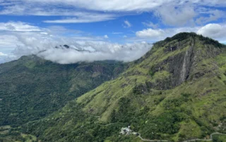 Ellako mendi berdeak hodei artean, Little Adam's Peak gailurretik ikusita