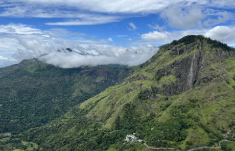 Ellako mendi berdeak hodei artean, Little Adam's Peak gailurretik ikusita