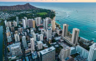 Waikikiren aireko ikuspegia ozeanoaren ondoan, Diamond Head kraterra atzean dela ilunabarrean, Oahun