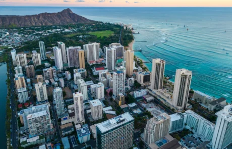 Waikikiren aireko ikuspegia ozeanoaren ondoan, Diamond Head kraterra atzean dela ilunabarrean, Oahun